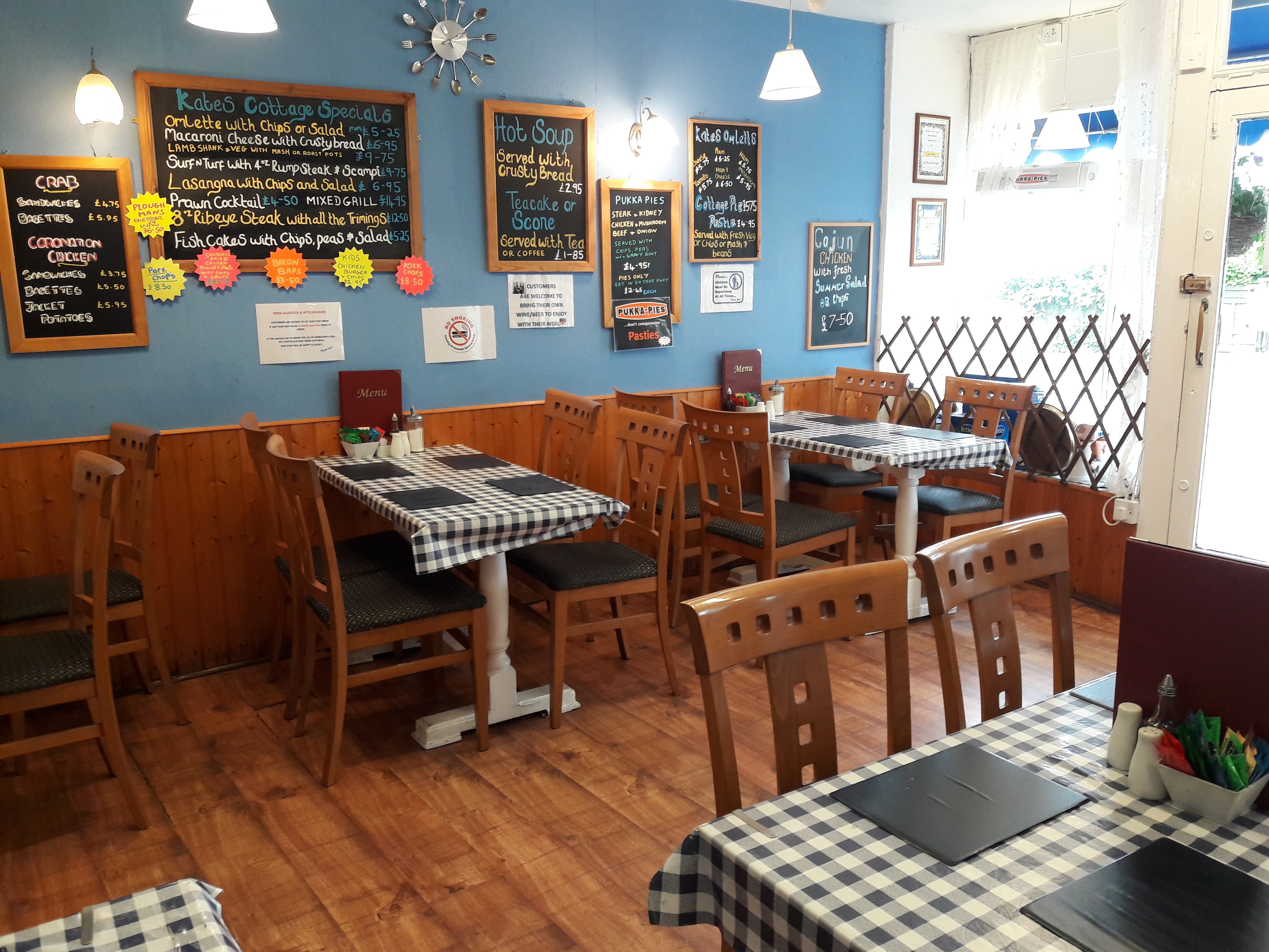 Freehold café with living accommodation, seaside location on Isle of Wight 